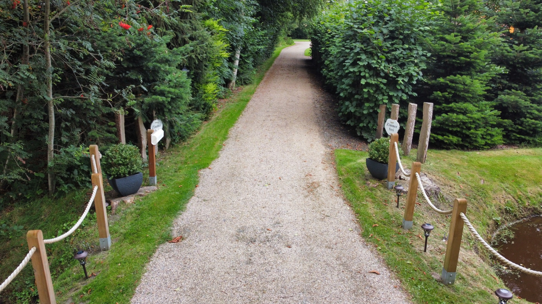 „Zimmer frei“ — Einfahrt zur Pension