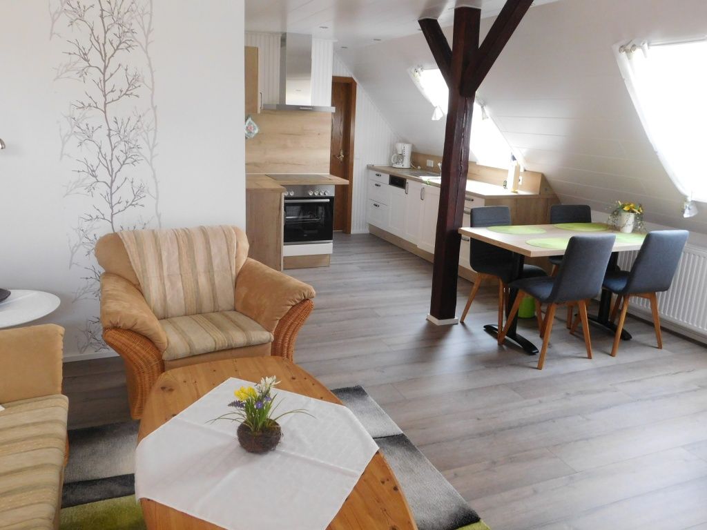 Gemütliches Doppelzimmer mit Holzvertäfelung