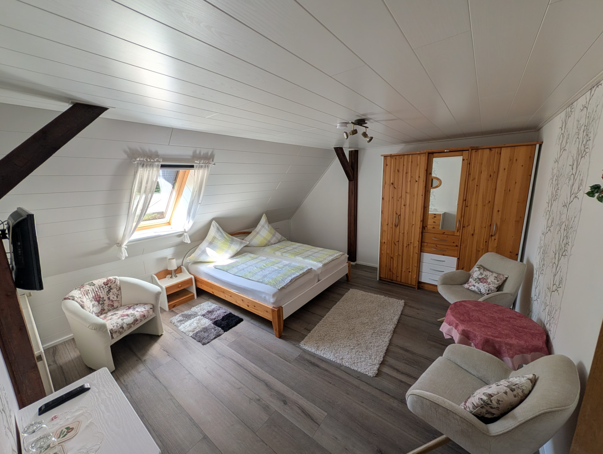 Doppelzimmer mit Sitzecke und Kleiderschrank