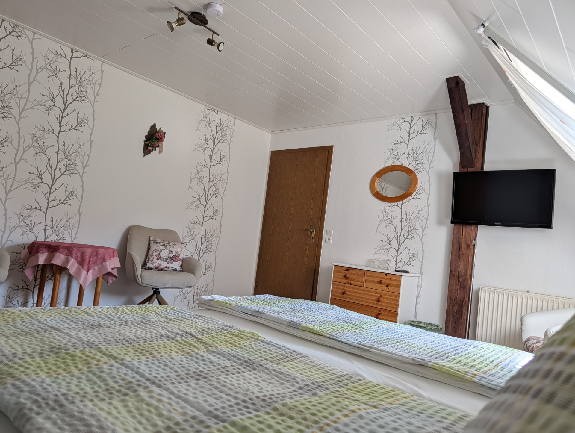 Doppelzimmer mit Fernseher und Kommode