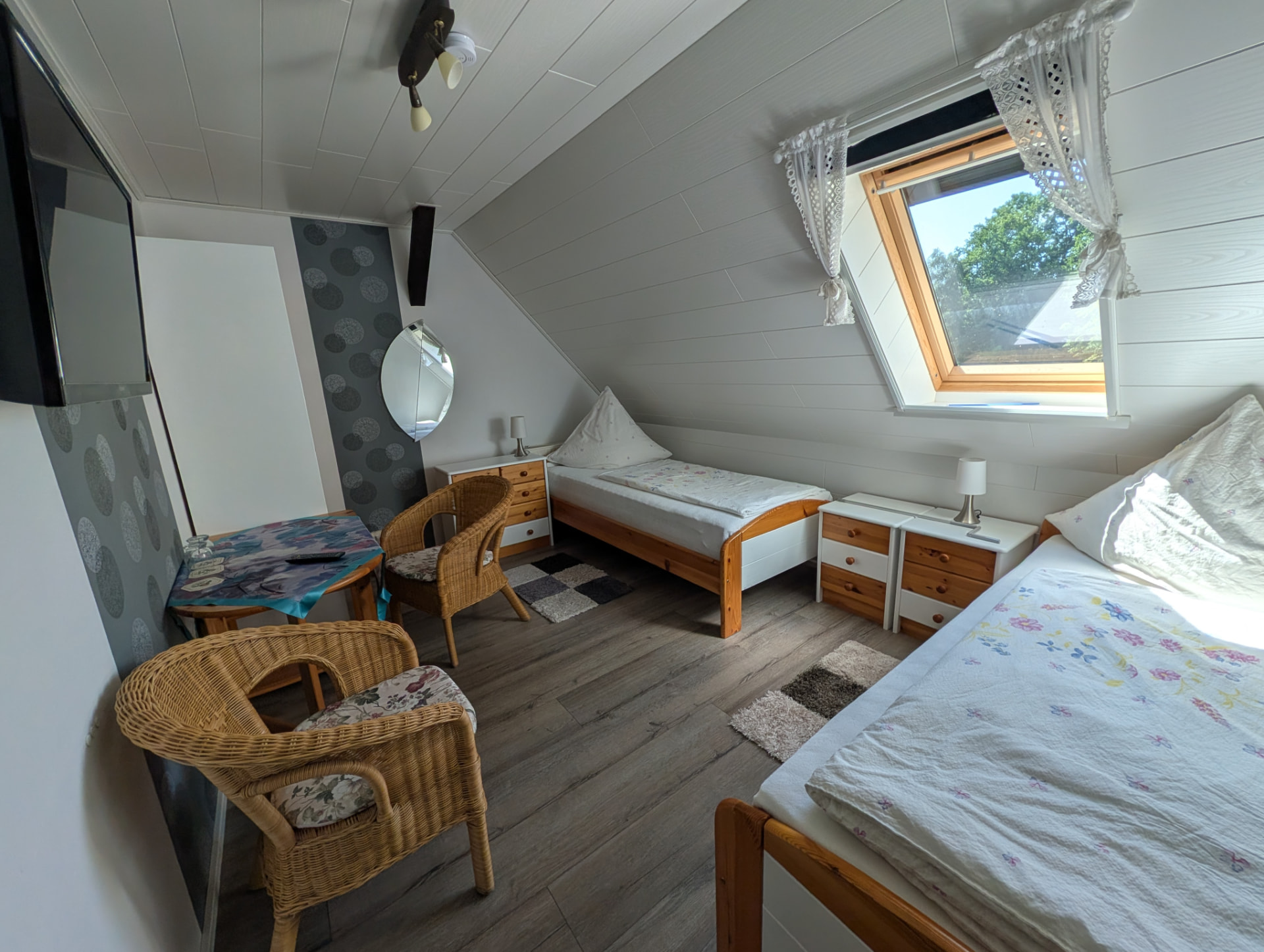 Zimmer mit Einzelbetten und Dachfenster